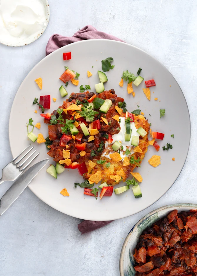 Grøntsagspandekager med hytteost. Hertil mexi-bønner og dressing