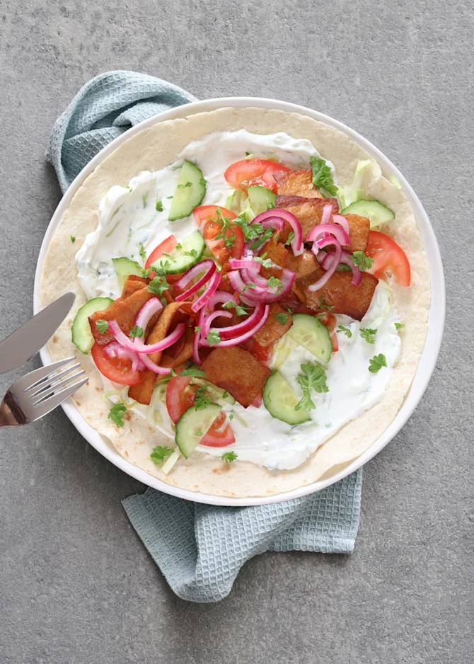 Fladbrød med gyros, grøntsager og tzatziki
