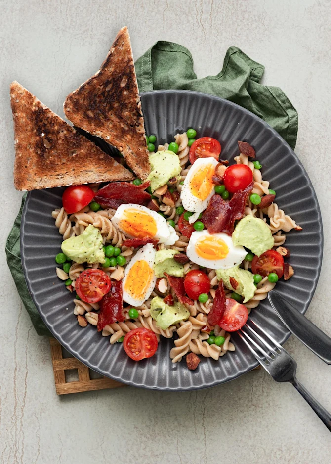 Pastasalat med avocadocreme, kalkunbacon og grønt
