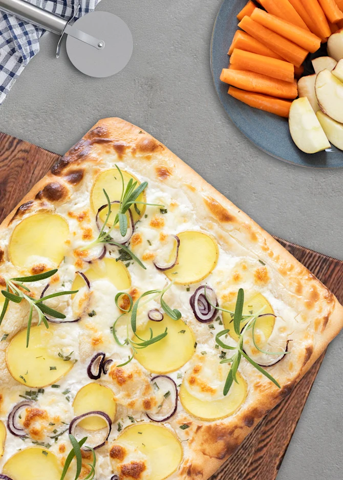 Hvid pizza med kartoffel, rødløg og rosmarin. Hertil gnavegrønt