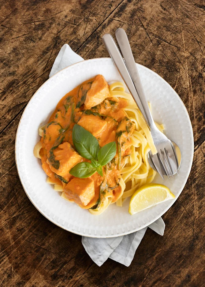 Pasta med laks i tomatflødesauce