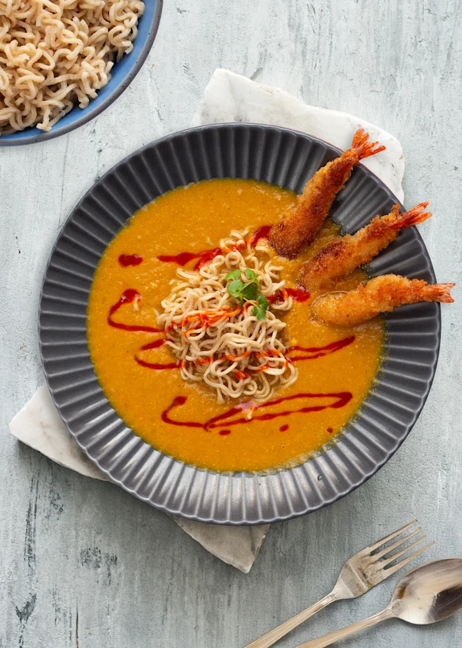 Krydret karrysuppe med nudler og torpedorejer