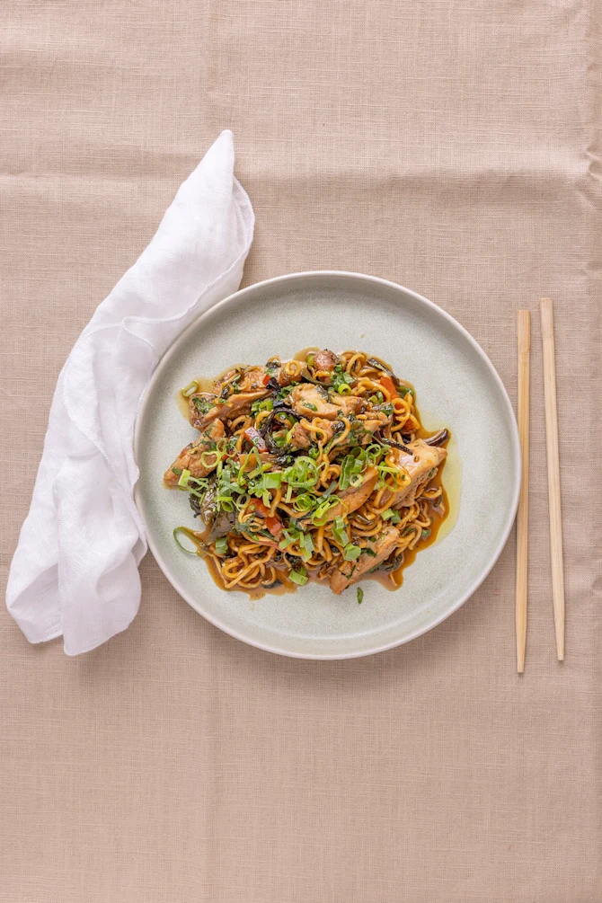 Hot honey kylling med stegte nudler 