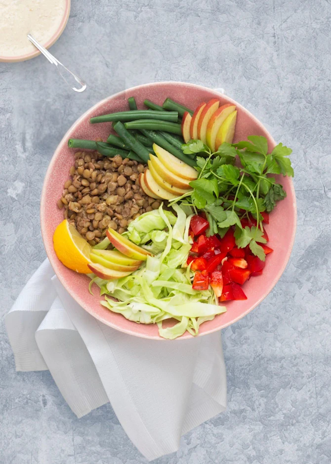 Fyldig proteinsalat med linser og sprøde grøntsager. Hertil brød og hummus