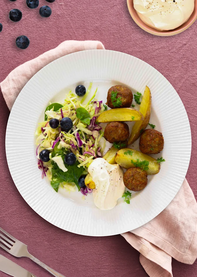 Falafler med sprød salat og ovnbagte kartofler