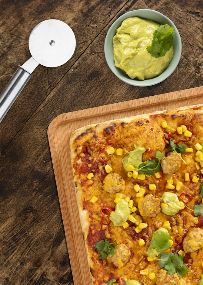  Mexi-pizza med kødboller, majs og guacamole