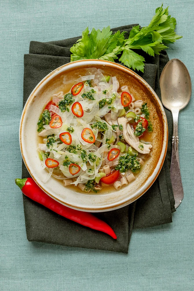 Kyllingesuppe med urter og olivenolie