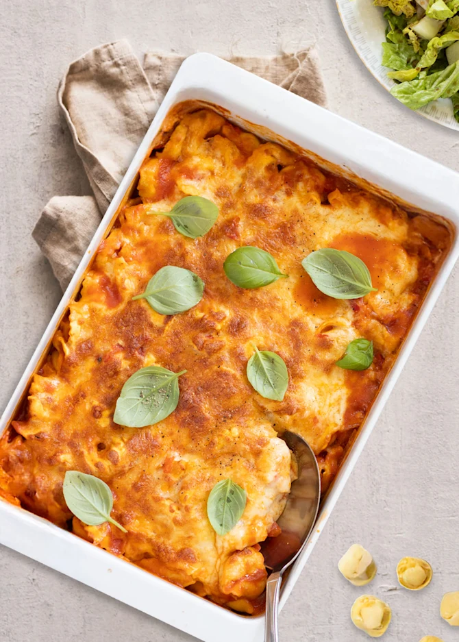 Gratineret tortellini i fad. Hertil sprød salat