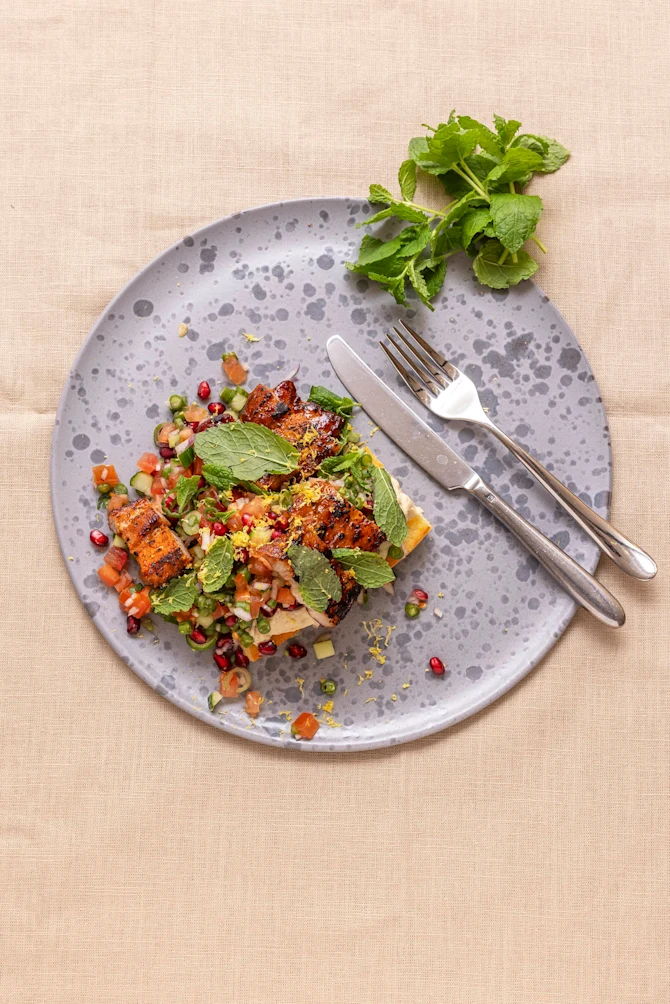 Grillet surdejs baguette med tabbouleh og marinerede Ribsteaks