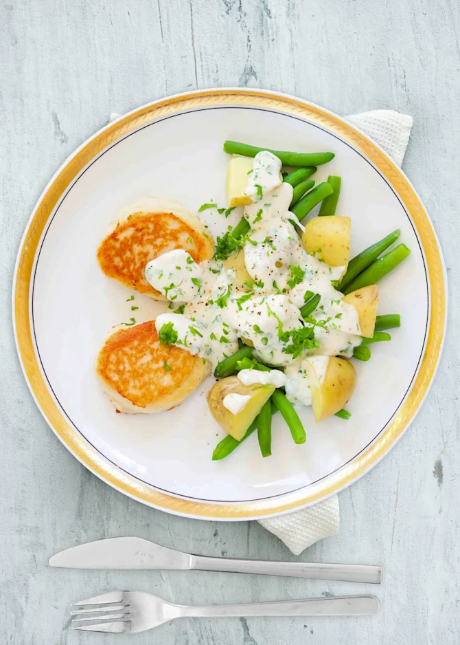 Fiskedeller med kartofler, bønner og persillesovs
