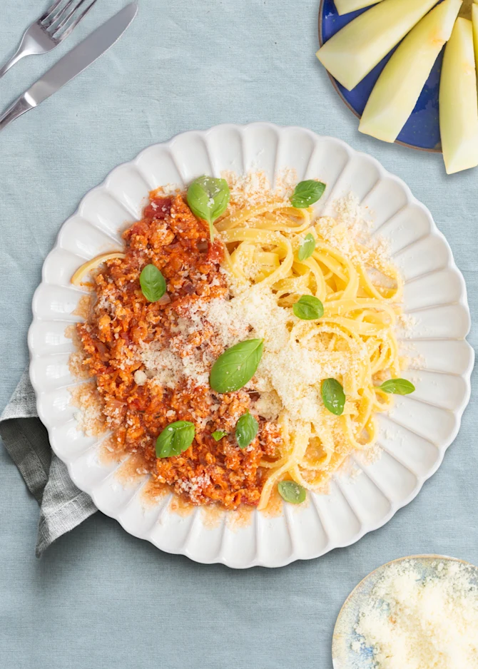 Frisk pasta med kødsauce og parmesan. Hertil melon