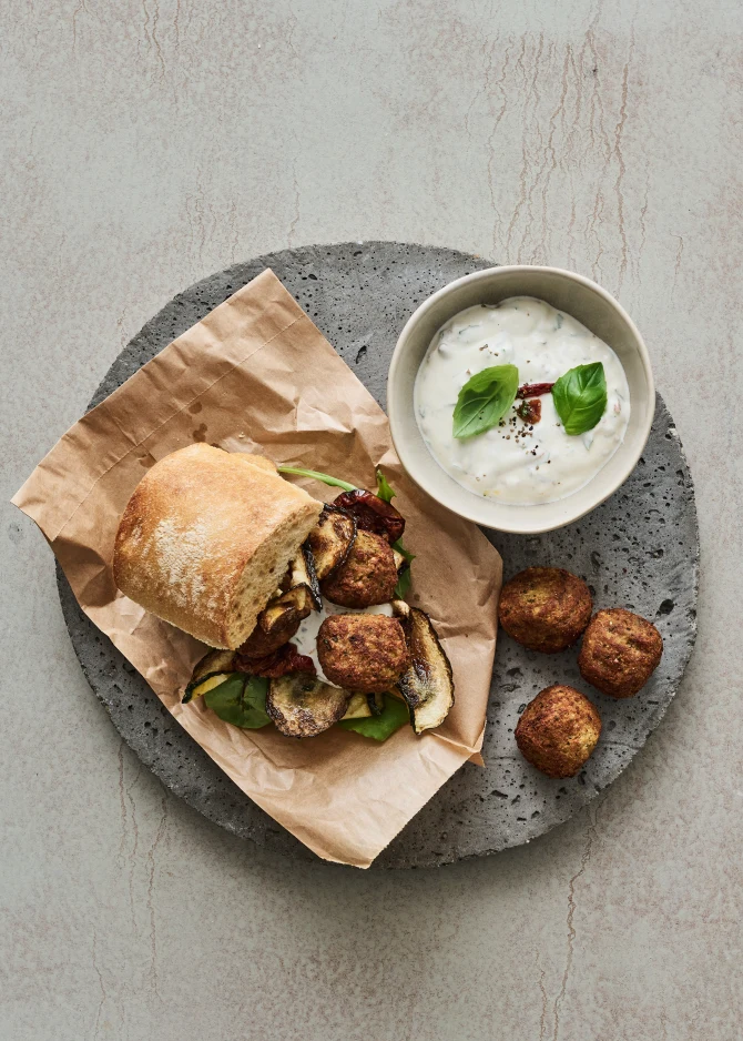 Vegetariske ciabattabrød med falafel og cremet yoghurt