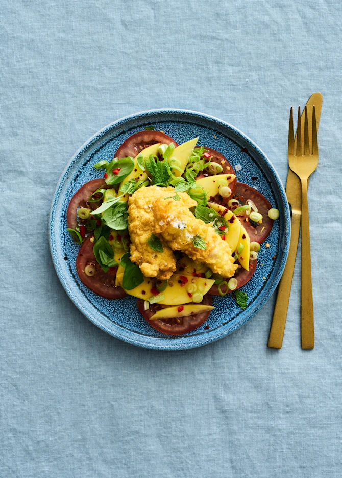 Indbagt kylling med mango- og tomatsalat