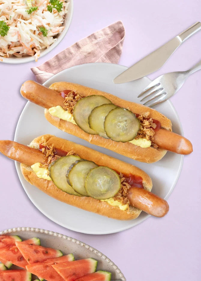 Klassiske hotdogs med topping. Hertil coleslaw og vandmelon