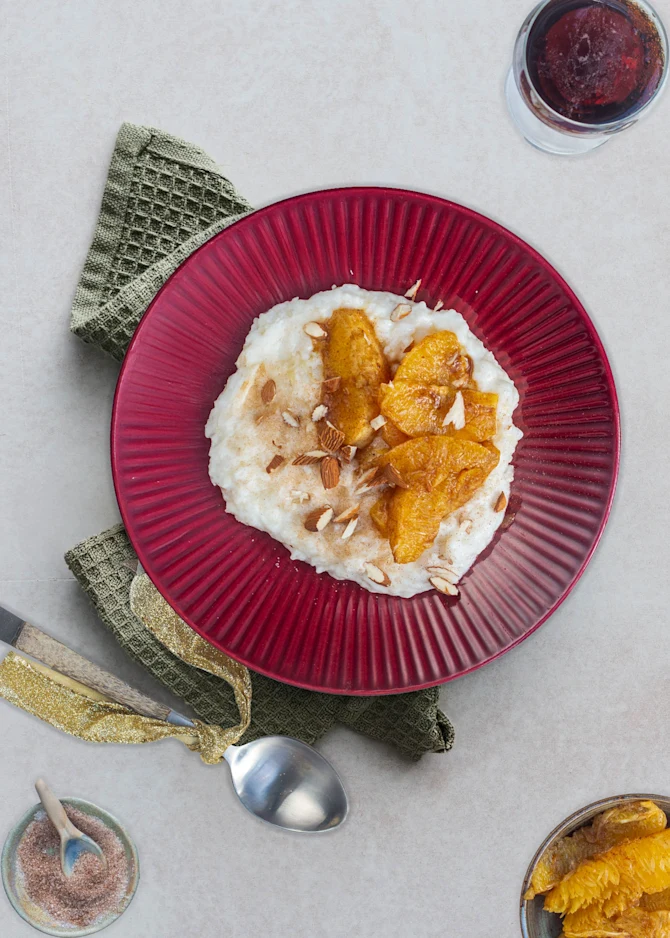 Risengrød med appelsinkompot, mandler og kanelsukker
