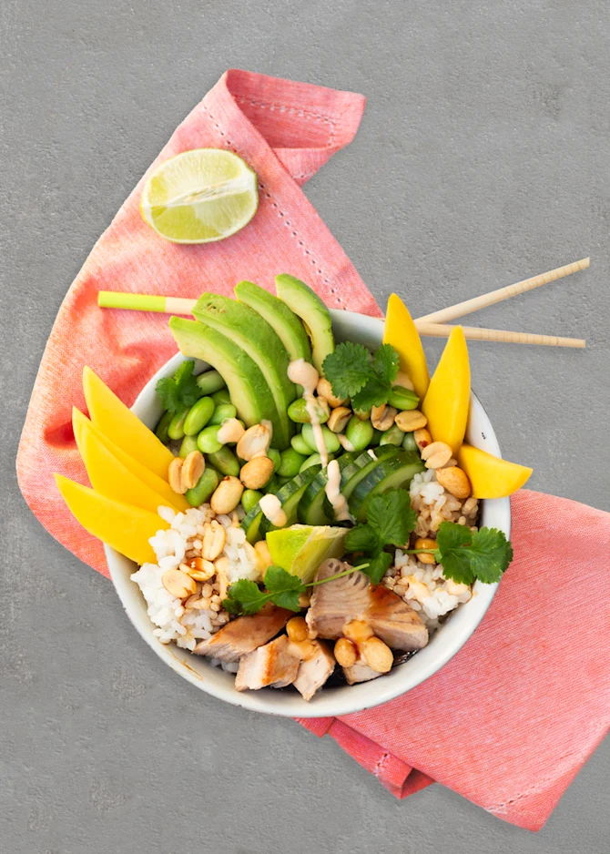 Tun-bowl med mango, peanuts og chilimayo