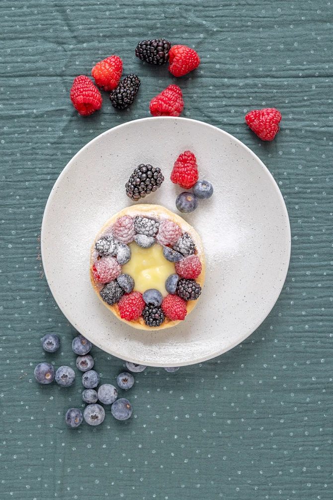 Brioche med lemoncurd og bær