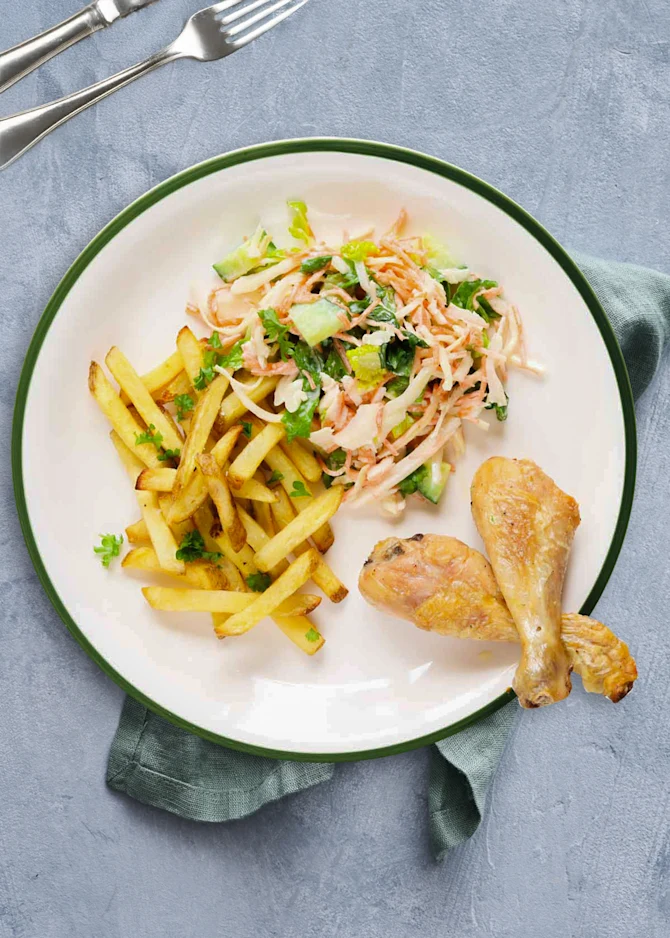 Kyllingelår med sommerslaw og fritter
