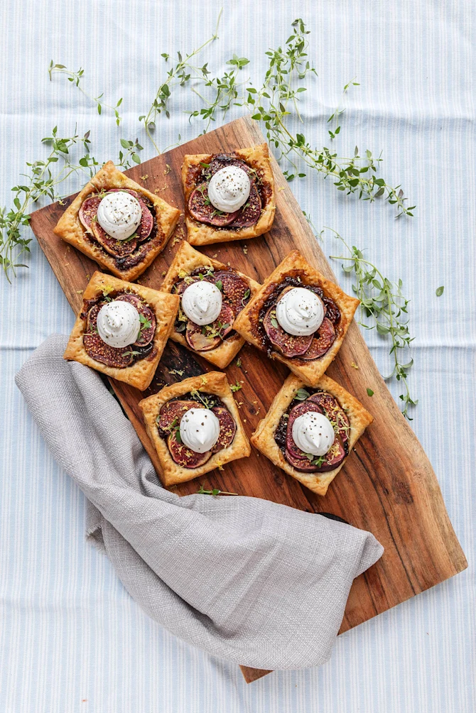 Små butterdejstærter med karamelliseret løg, figner og gedeost