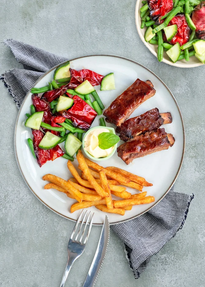 Spareribs med pommes, salat og aioli