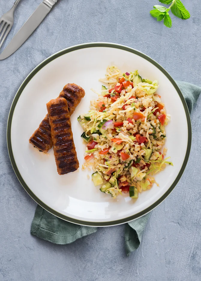 Grillsticks serveret med tabouleh