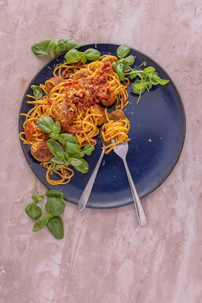 Spaghetti med meatballs og soltørret tomat