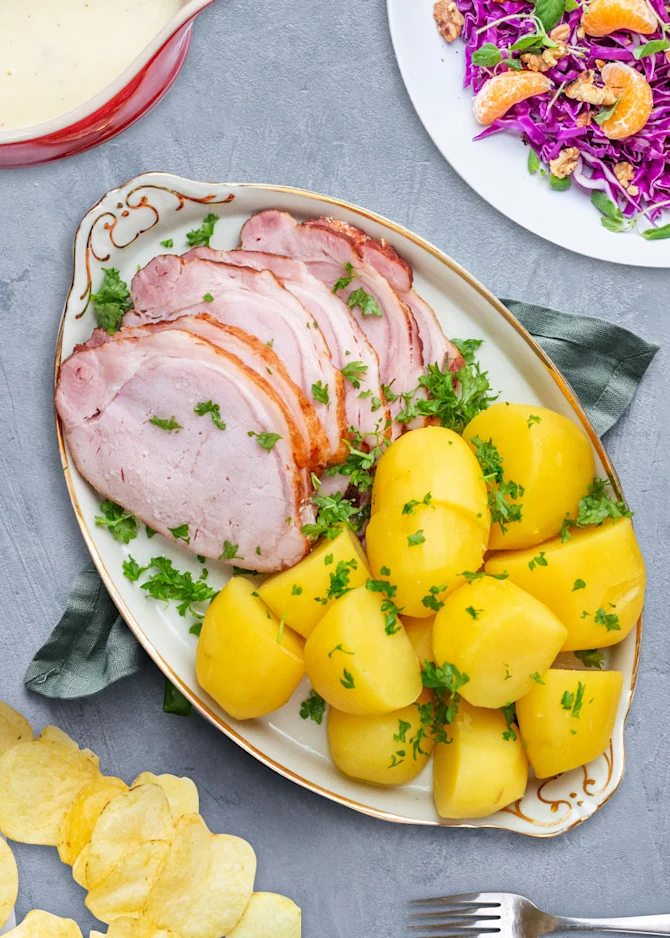Juleskinke serveret med kartofler, hvid sauce og salat - til to dage