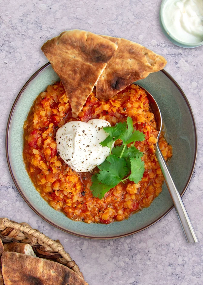Børnevenlig indisk daal med smuglerblomkål og naanbrød