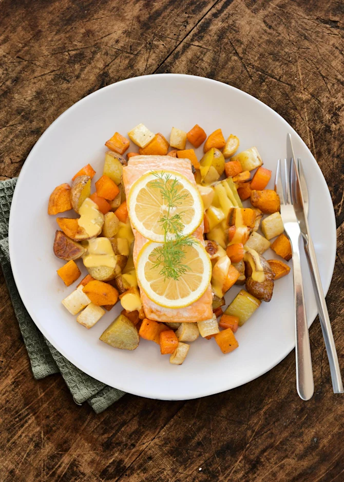 Laks med bagte rodfrugter og citronsauce