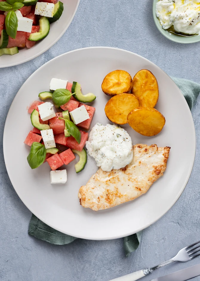 Kylling med BBQ-kartofler, vandmelonsalat og tzatziki