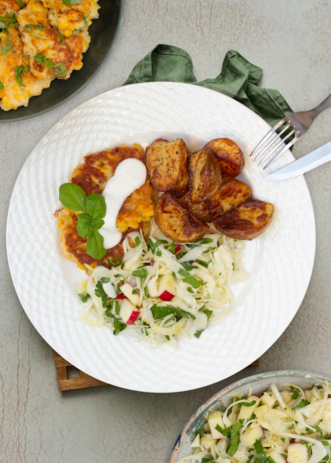 Majsdeller med sprøde kartofler, æblesalat og dressing