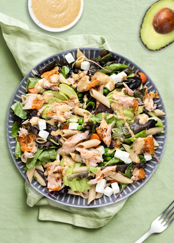 Måltidssalat med pasta, varmrøget laks og salatost. Hertil gomadressing