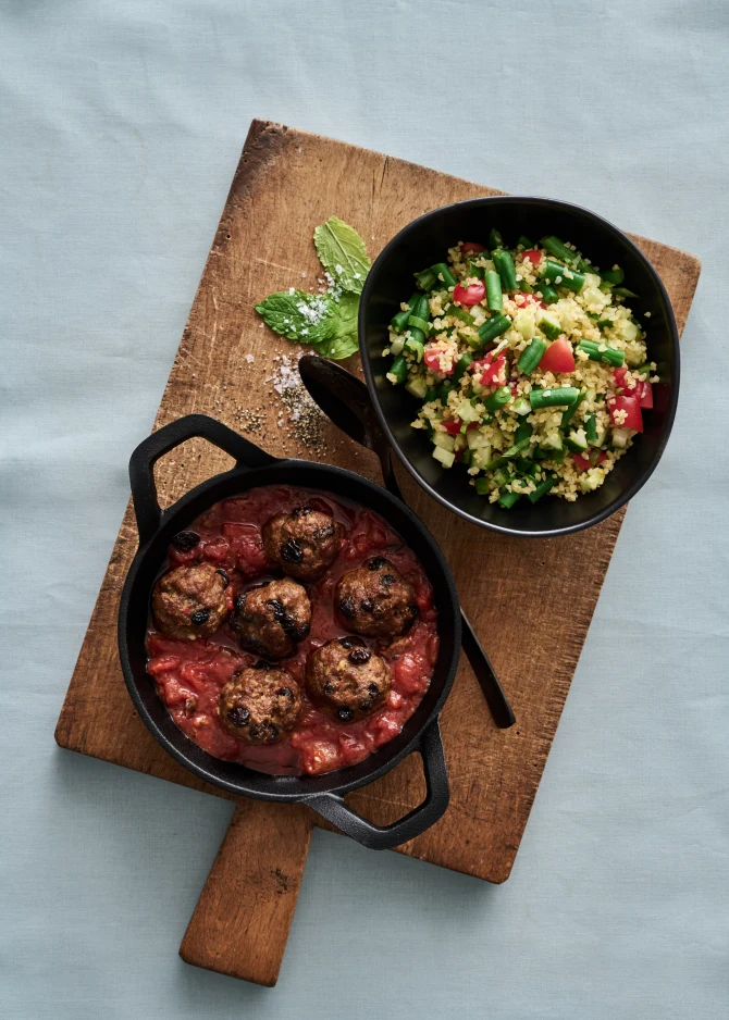 Krydrede kødboller og bulgursalat