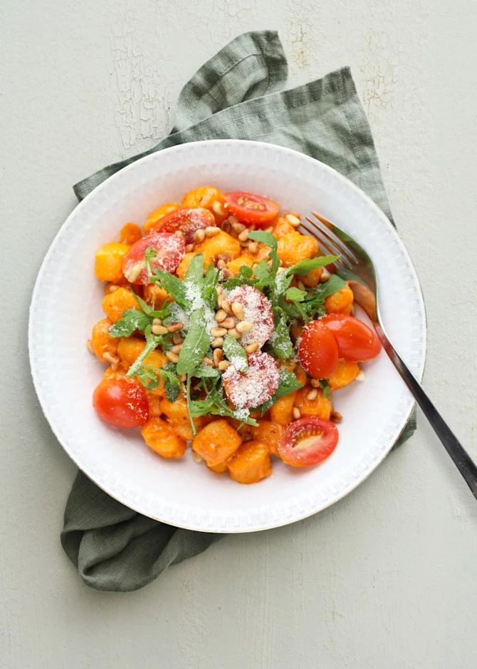 Cremet gnocchi med pesto, rucola og parmesan