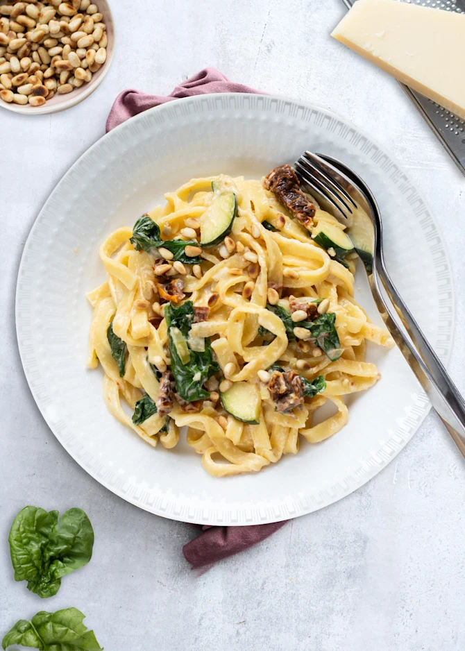 Frisk pasta med grøntsager i cremet hvidløgssauce