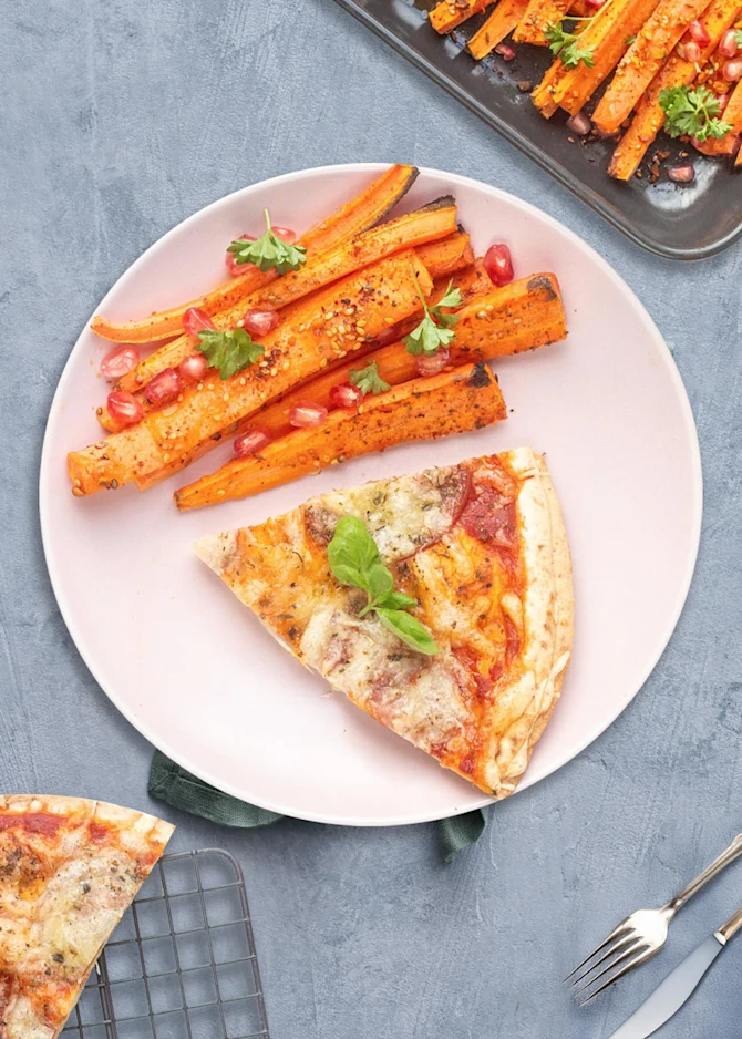 Dobbeltcheese pizza med oksepølse. Hertil bagte gulerødder