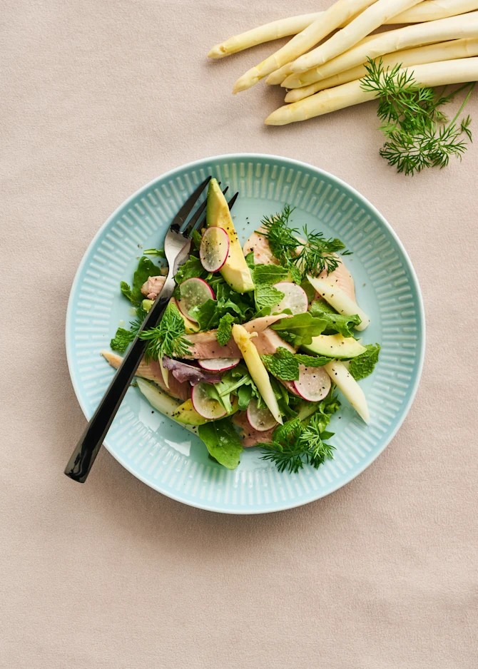 Salat med varmrøget ørredfilet og hvide asparges