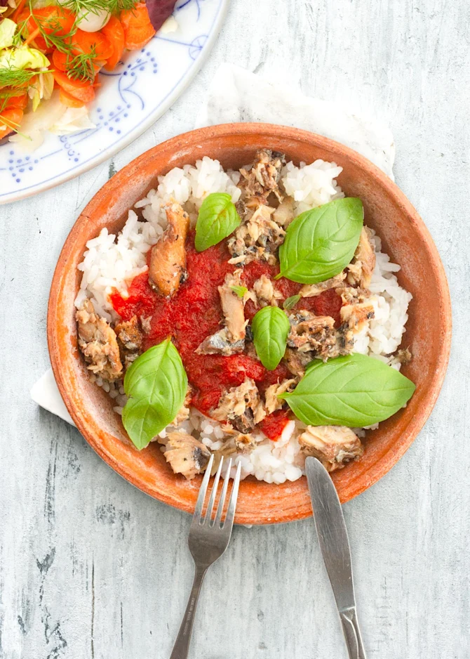 Risret med kippers og tomatsauce. Hertil salat