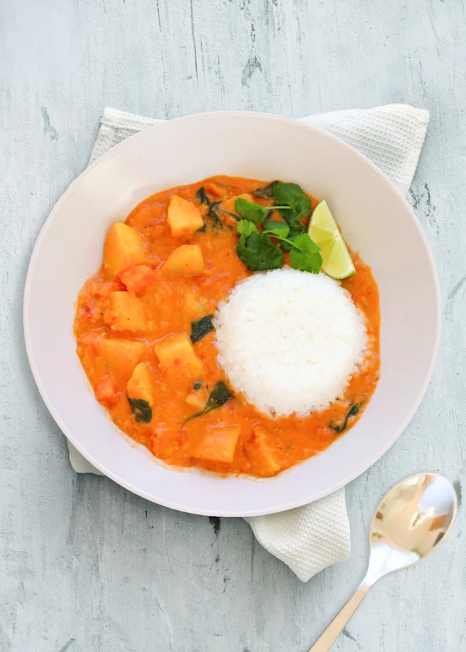Vegetarisk rød karry med kartofler og linser. Hertil ris