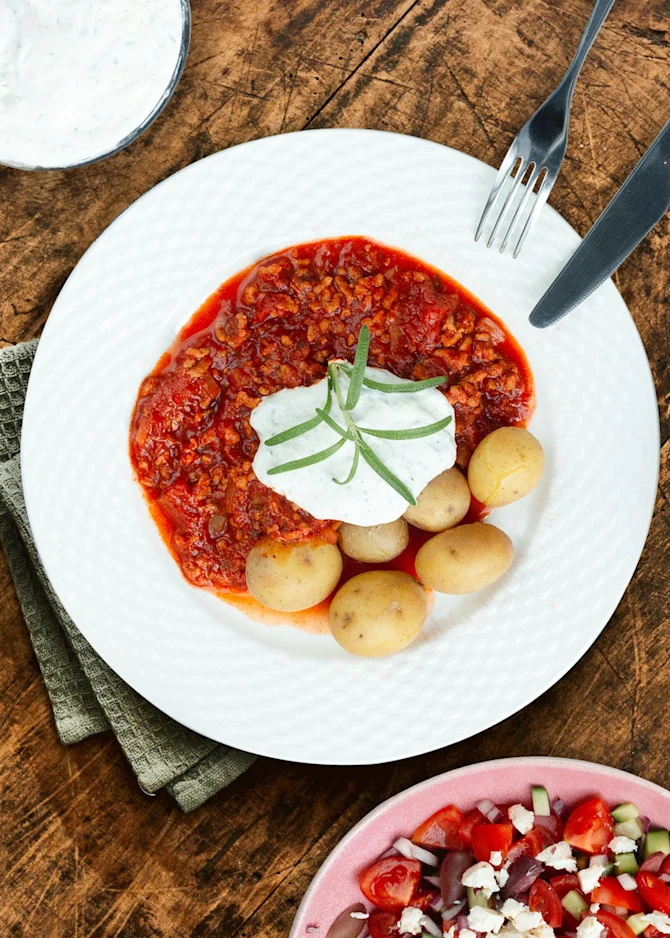 Græsk gryderet med kartofler, tzatziki og salat
