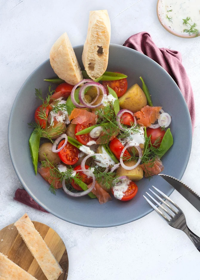 Lun kartoffelsalat med røget laks, grønt og cremet dilddressing