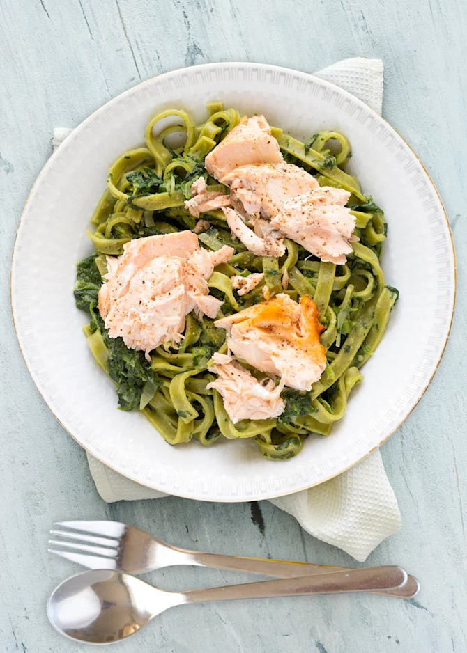 Cremet spinatpasta med laks