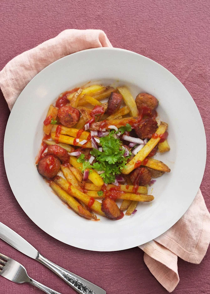 Pølsemix med fritter, kålpølser og karry. Hertil salat med feta og tomat