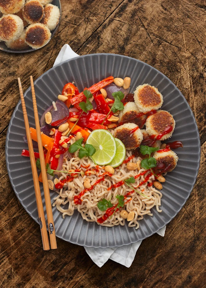 Panko-panerede fiskedeller med nudler og sprøde grøntsager