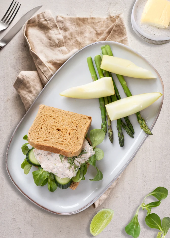 Sandwich med laksemousse. Hertil asparges og melon