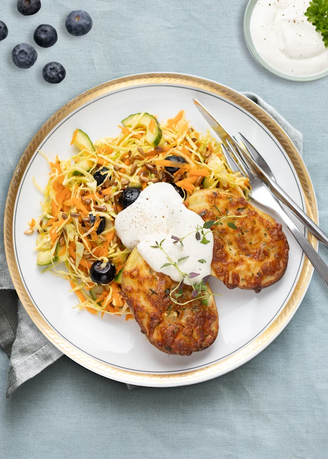 Timian-gratinerede bagekartofler med fyldig kålsalat og hvidløgsdressing