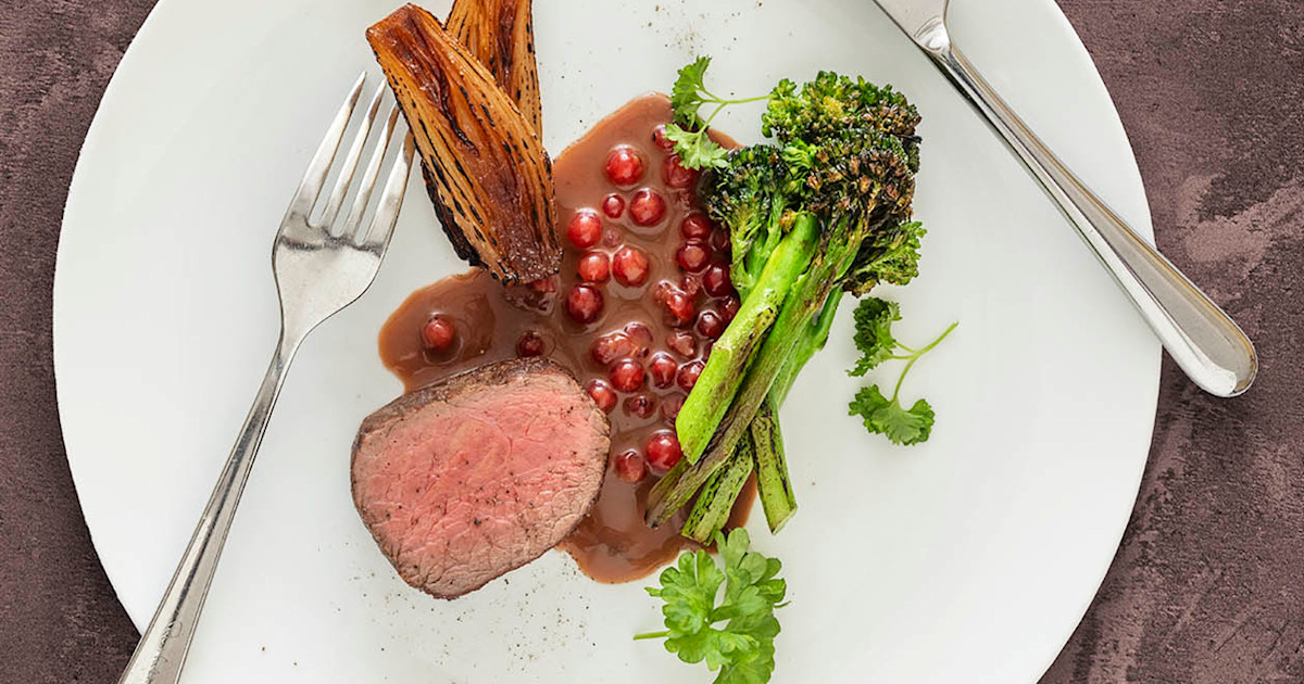 Krondyr Med Karamelliserede L g Og Broccolini REMA 1000 krondyr-med-karamelliserede-l-g-og-broccolini-rema-1000