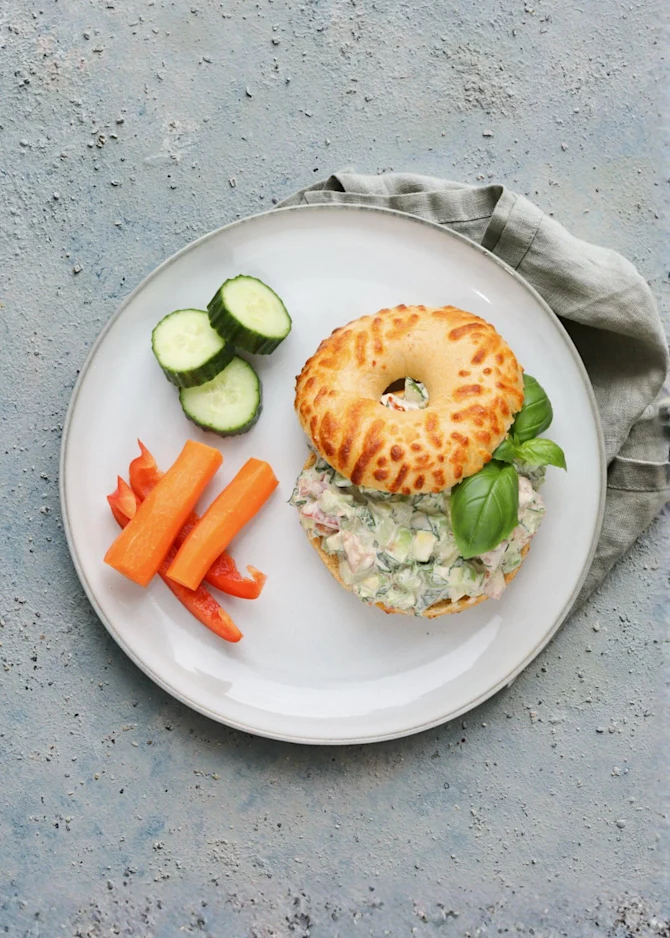 Chopped bagels med friskost og grøntsager