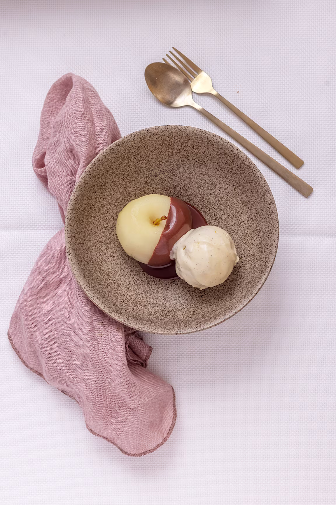 Pocheret æble med chokoladesauce og vaniljeis