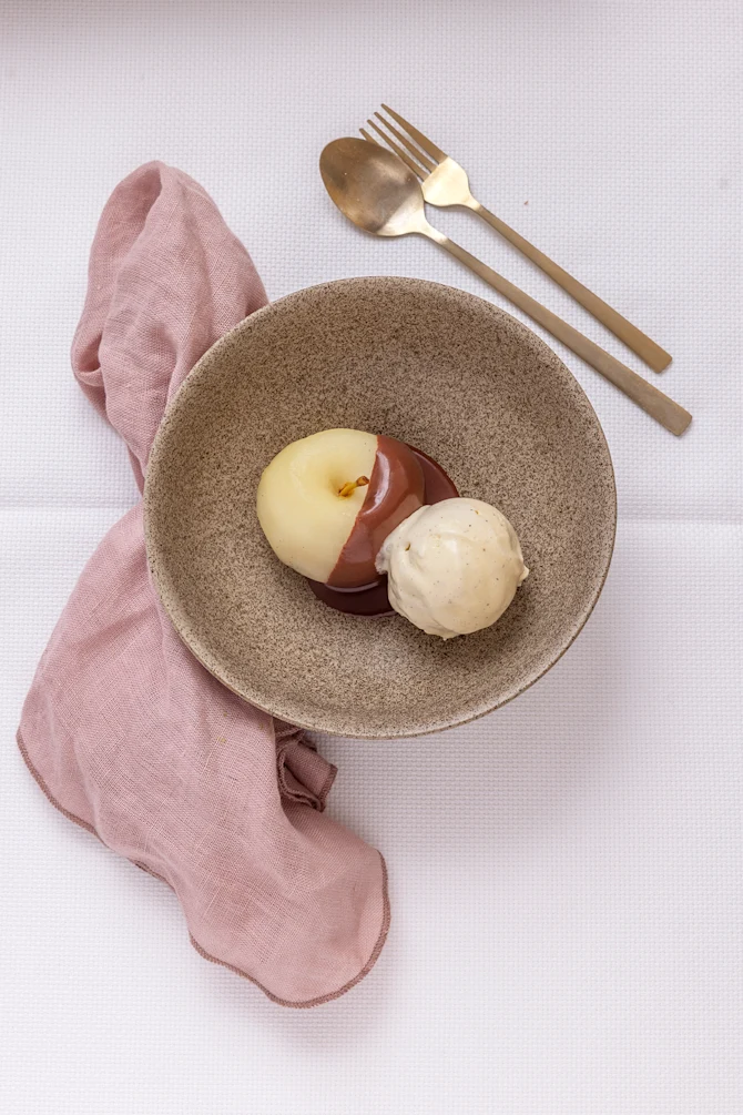 Pocheret æble med chokoladesauce og vaniljeis